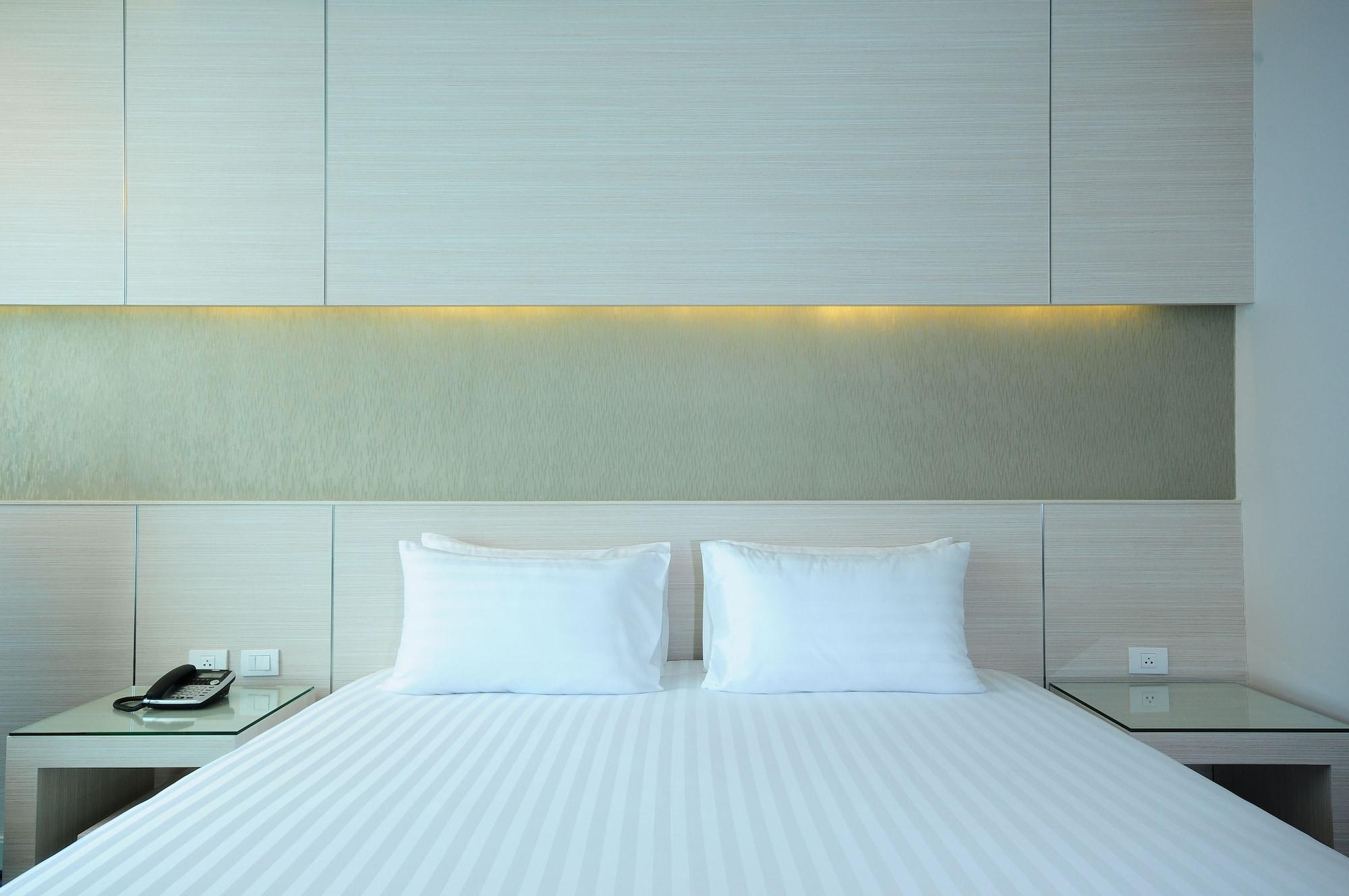 One One Bangkok Hotel Екстериор снимка