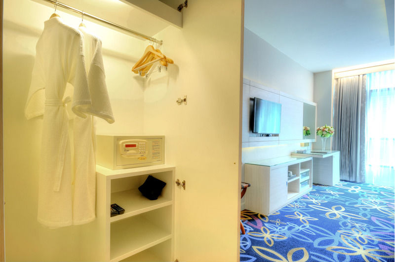 One One Bangkok Hotel Екстериор снимка