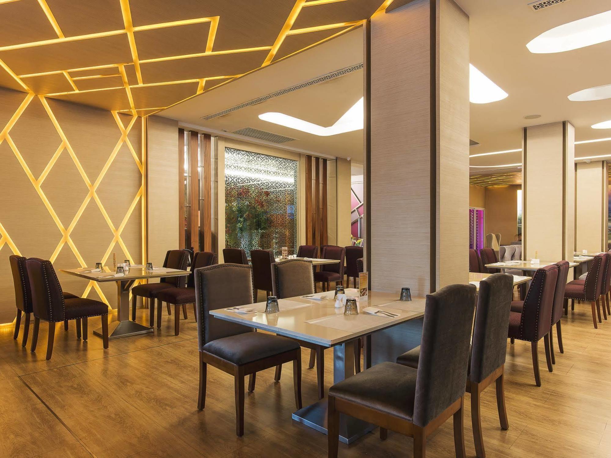 One One Bangkok Hotel Екстериор снимка