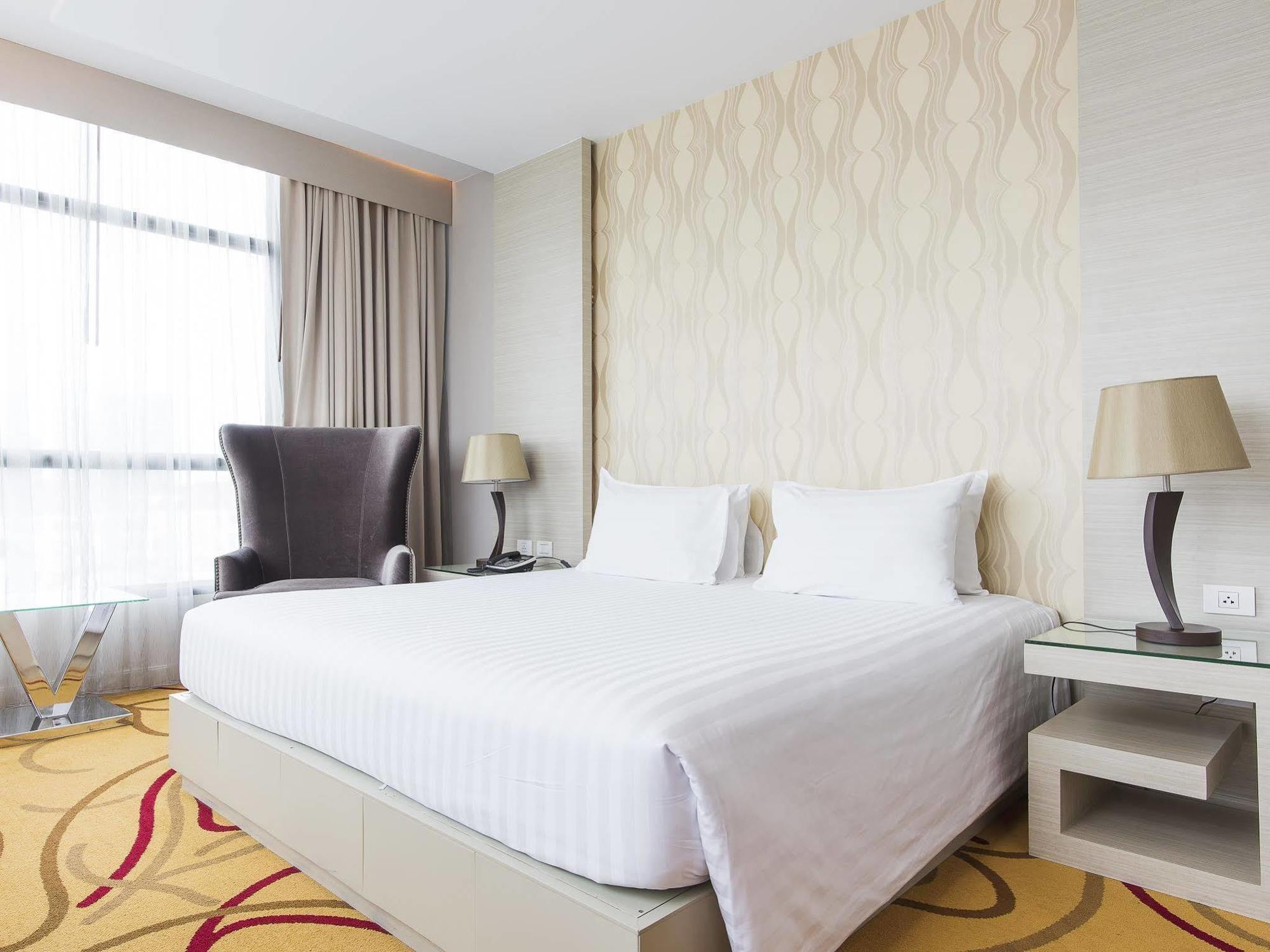 One One Bangkok Hotel Екстериор снимка