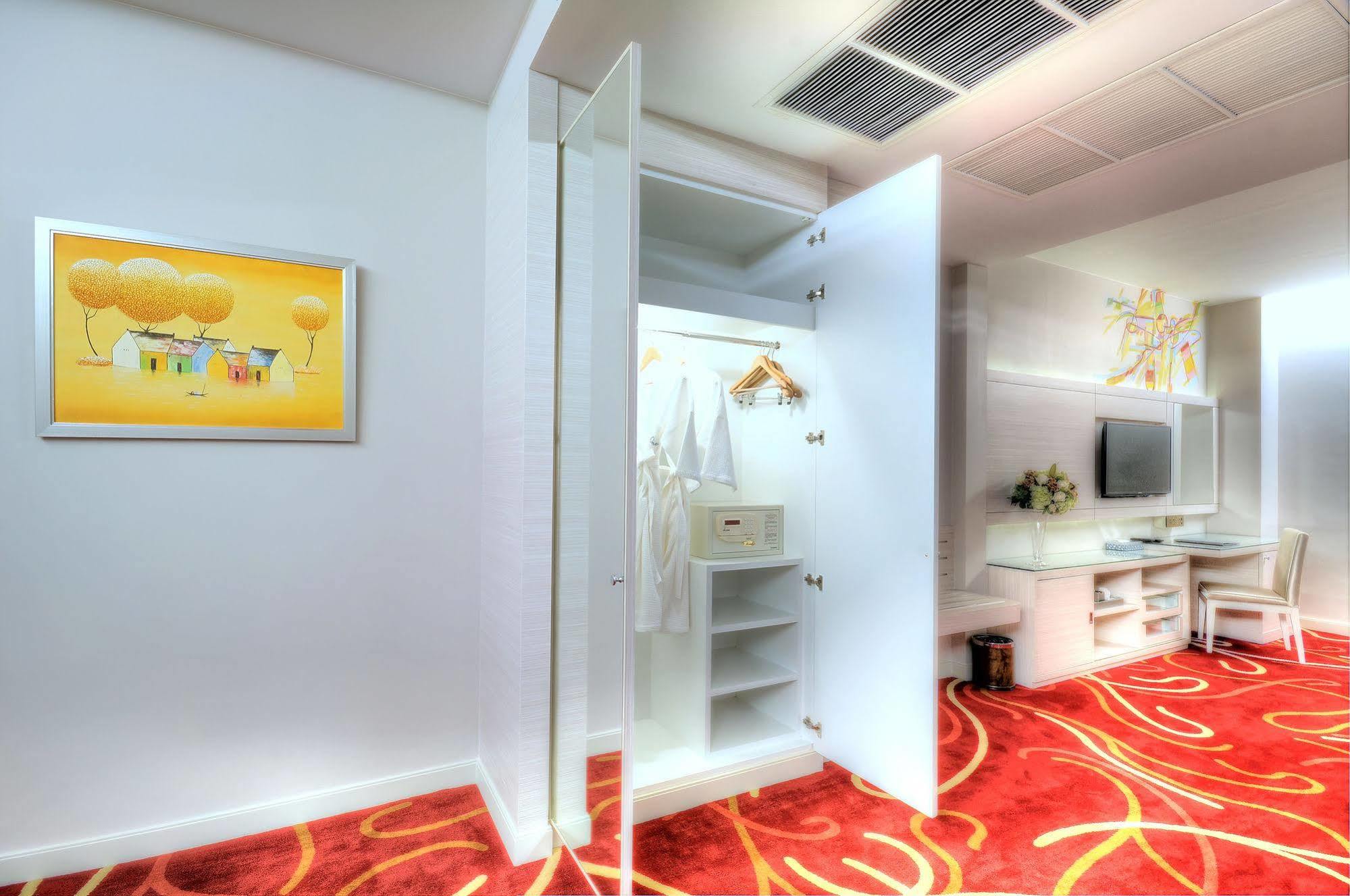 One One Bangkok Hotel Екстериор снимка