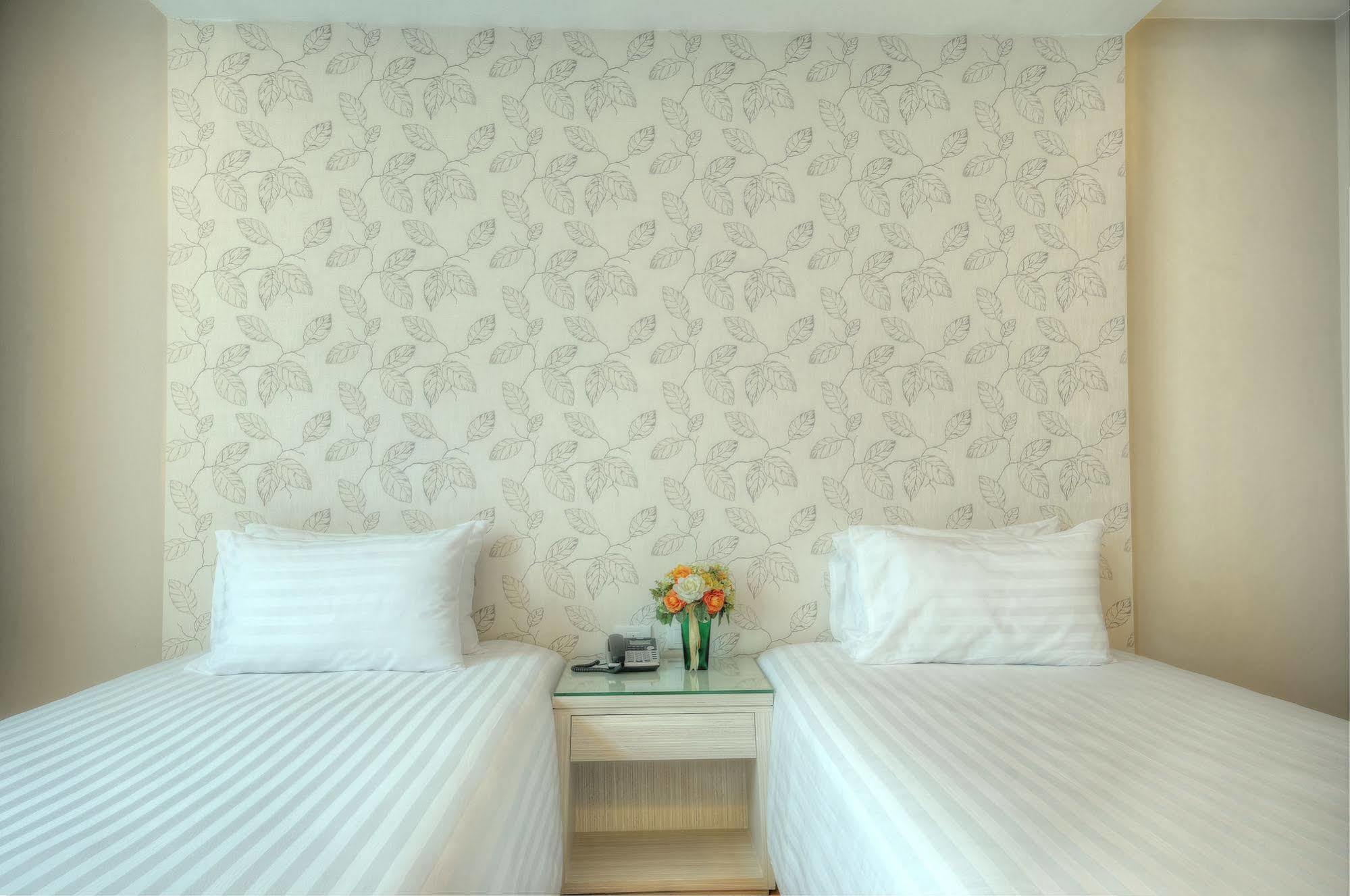 One One Bangkok Hotel Екстериор снимка