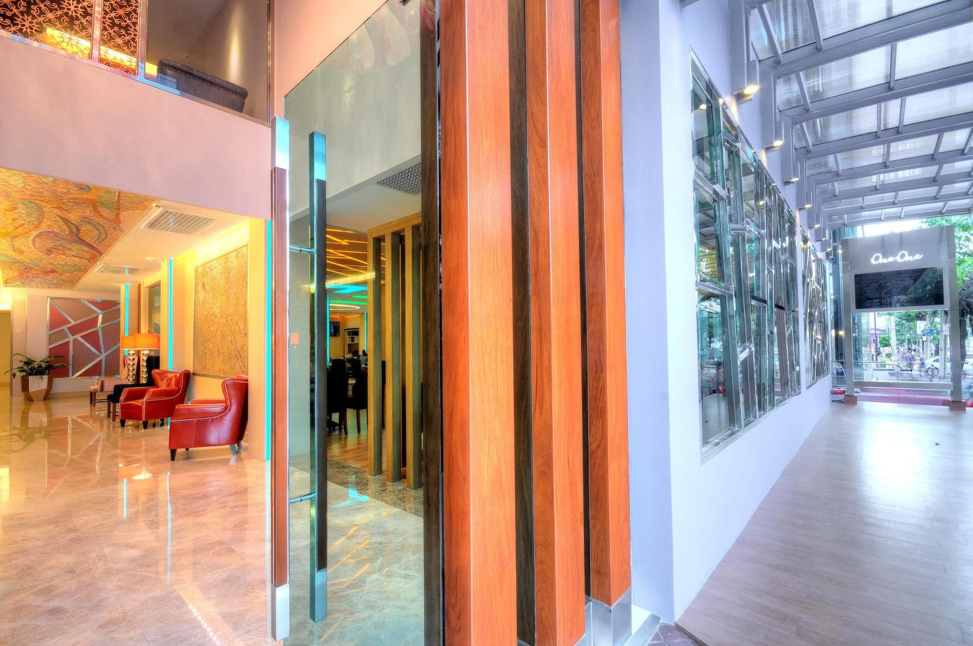 One One Bangkok Hotel Екстериор снимка