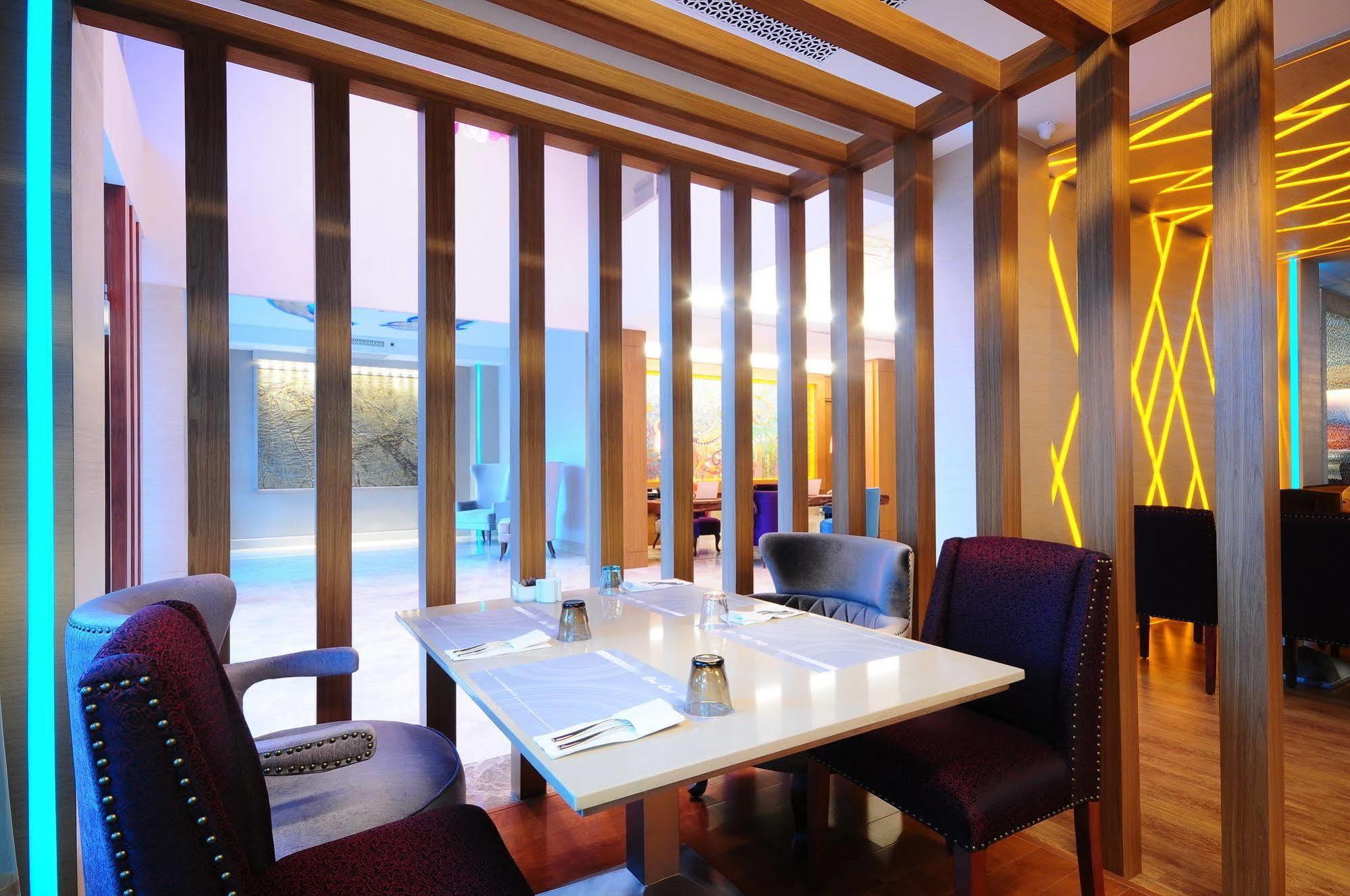 One One Bangkok Hotel Екстериор снимка