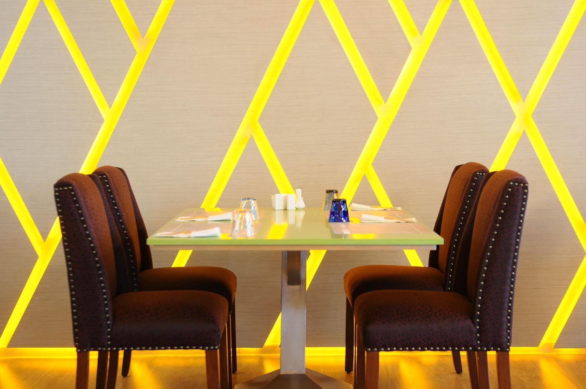 One One Bangkok Hotel Екстериор снимка