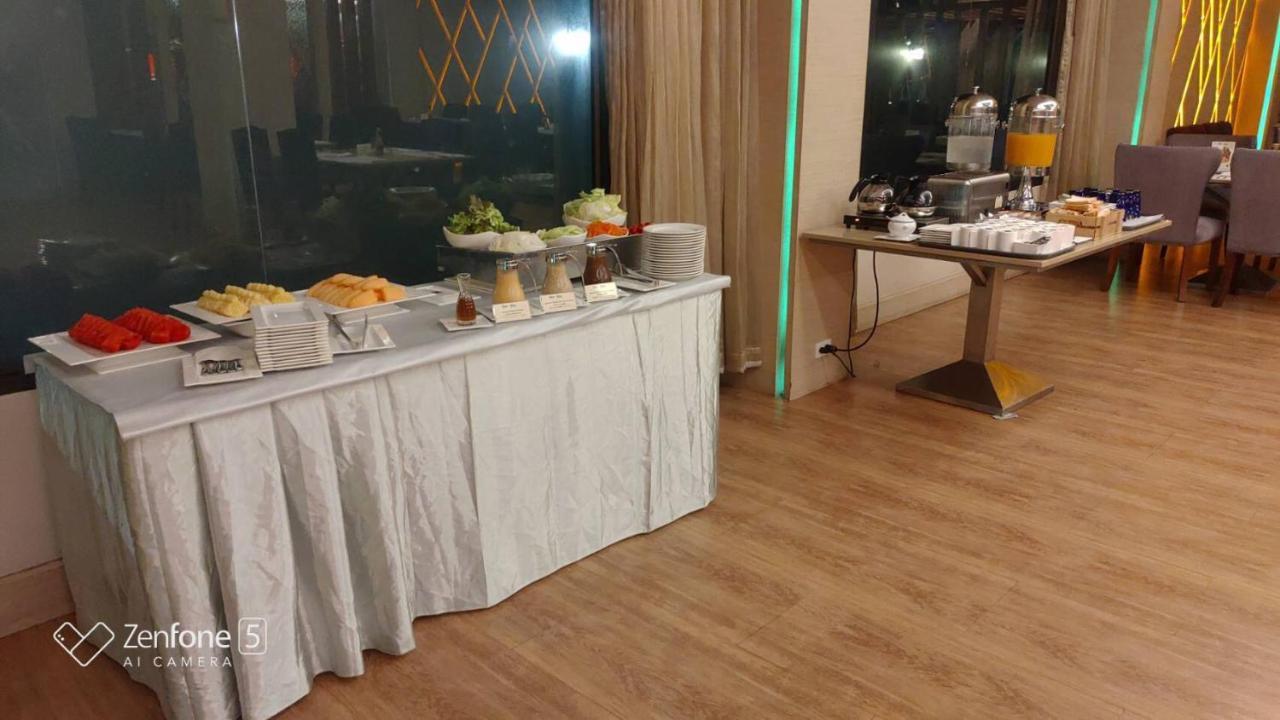 One One Bangkok Hotel Екстериор снимка